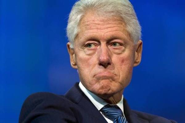 BILL CLINTON SE RASPLAKAO U RESTORANU: Rastužio ga konobar sa Kosova koji je kleknuo pred njega i zahvalio što mu je spasio život