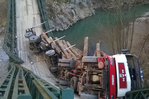 Prača: Kamion upao u rijeku nakon urušavanja mosta, vozač napustio mjesto nesreće