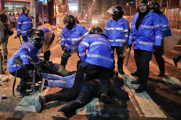 Stotine hiljada Rumuna na ulicama, veliki sukobi policije i demonstranata (VIDEO)