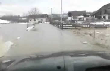Topljenje snijega “potopilo” selo kod Kozarske Dubice (VIDEO)