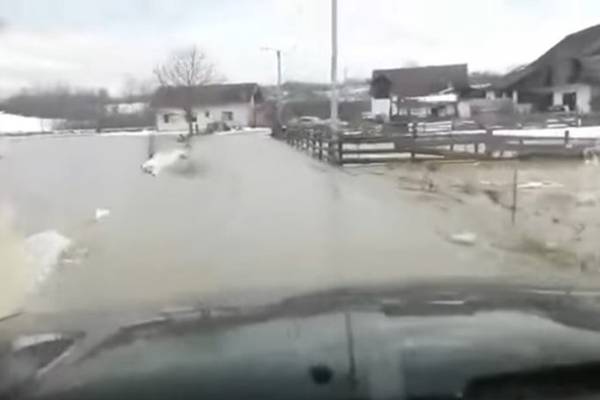 Topljenje snijega “potopilo” selo kod Kozarske Dubice (VIDEO)