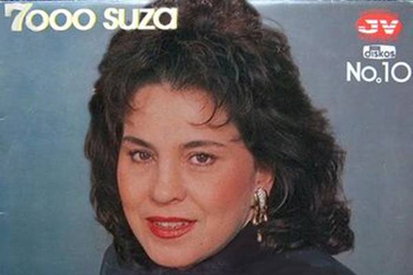 Šemsa Suljaković: “Zauvijek ću biti Jugoslovenka”pjevačica koja nikad nije zanjihala kukovima,nit bacila poprsje na karirani stolnjak sa aluminijskom pepeljarom…