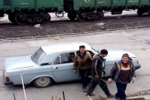 KOD NJIH JE I NEMOGUĆE MOGUĆE: Strpali su 17 osoba u ovaj auto – To samo Rusi mogu!