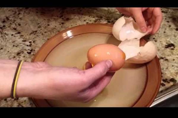 Kokoška je snela ogromno jaje. Kad ga je ova žena razbila, ostala je skamenjena onim što je bilo u njemu (VIDEO)