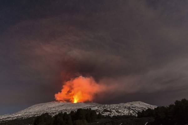 U ovom momentu je počela erupcija Etne, krvavi ljudi bježe dok na njih pada užareno kamenje (VIDEO)