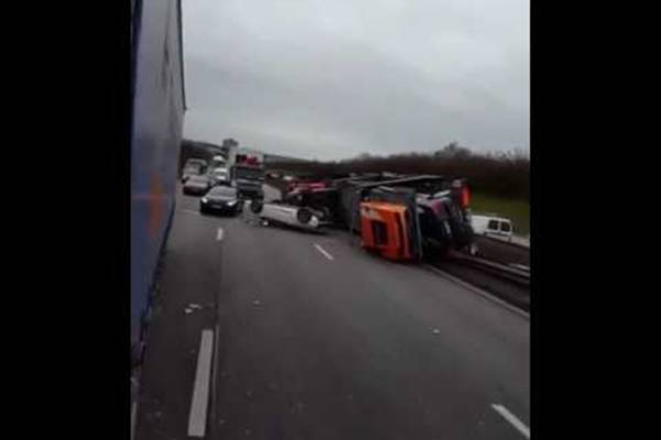 Prevrnuo se kamion pun “poršea” i “lamborginija”: Šteta je milion evra (VIDEO)