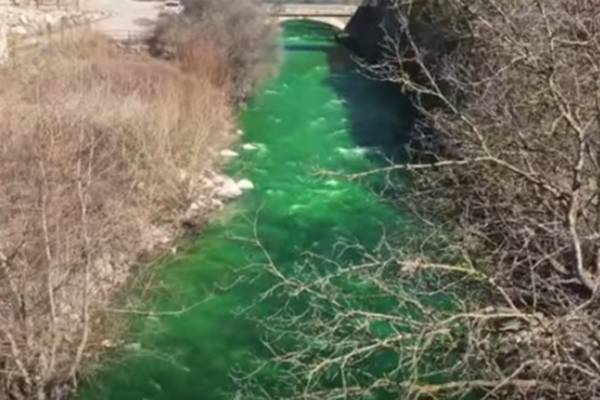 POTEKLA JE ZELENA RIJEKA SA PLANINE: Ljudi panično gledaju u vodu, strepe da je otrovna, da li je ovo loš znak?! (VIDEO)