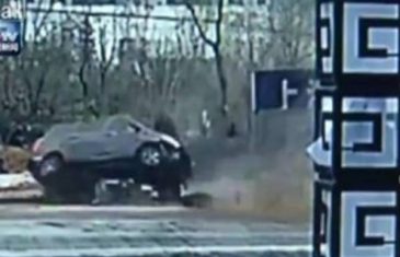 UŽASNA SAOBRAĆAJNA NESREĆA: Sigurnosne kamere snimile NAJGORU MOGUĆU SMRT!(VIDEO)