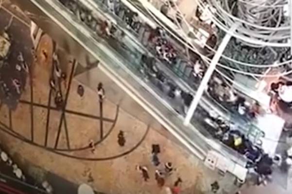 Potpuni haos u luksuznom tržnom centru: Pokretne stepenice krenule nizbrdo vrtoglavom brzinom, ljudi padali jedni preko drugih (VIDEO)