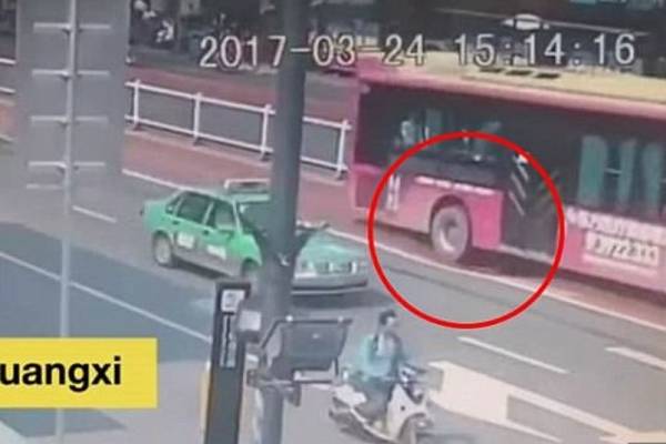 OTVORILA SE RUPA NA PROMETNOJ ULICI: Zemlja umalo progutala autobus u kome je bila 21 osoba (VIDEO)