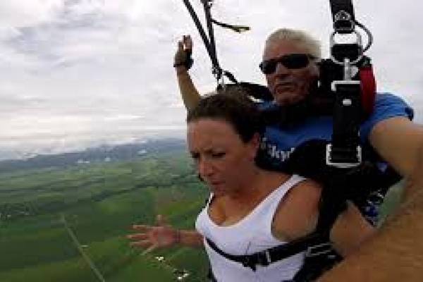 ŠOK NA NEBU:Onesvijestila se usred skoka s padobranom..(VIDEO)