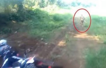 Tajanstveni čovjek iznenada iskočio pred grupu motociklista (VIDEO)