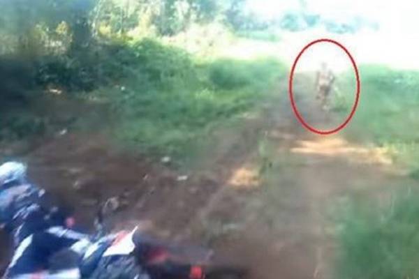 Tajanstveni čovjek iznenada iskočio pred grupu motociklista (VIDEO)