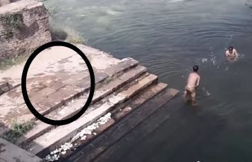 Dva dječaka su se igrala u jezeru, ali kada vidite šta je skočilo u vodu za njima, zanijemit ćete (VIDEO)