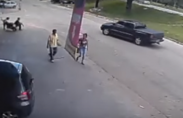 Pogledajte koji je maler ovaj čovjek: Dok je mirno hodao ulicom u glavu ga je pogodila…(VIDEO)