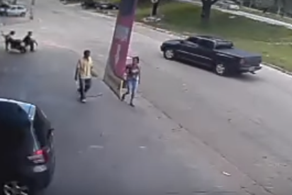 Pogledajte koji je maler ovaj čovjek: Dok je mirno hodao ulicom u glavu ga je pogodila…(VIDEO)