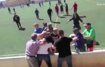 Masovna makljaža na dečjoj fudbalskoj utakmici: Očevi se tukli nemilosrdno pred sinovima, majke ih razdvajale (VIDEO)