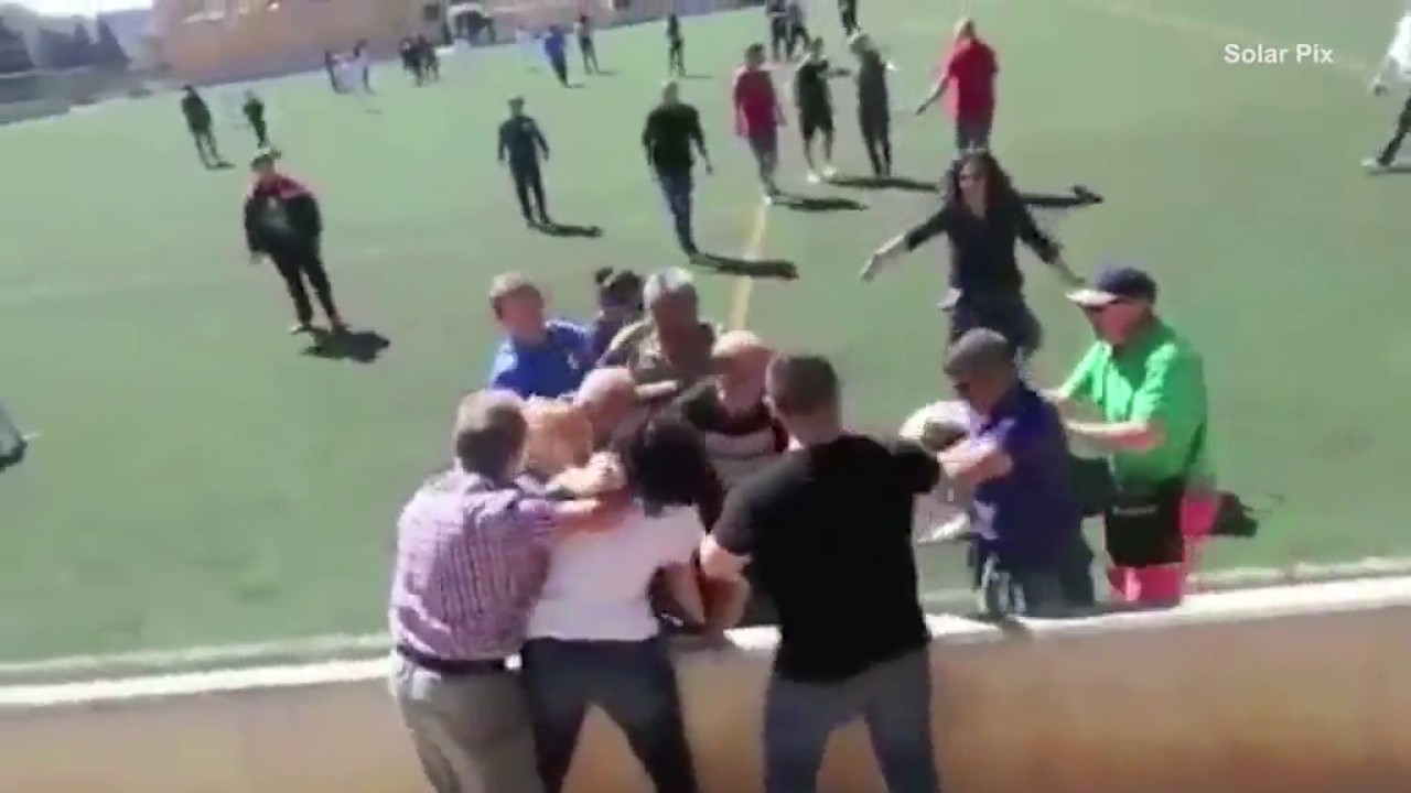Masovna makljaža na dečjoj fudbalskoj utakmici: Očevi se tukli nemilosrdno pred sinovima, majke ih razdvajale (VIDEO)