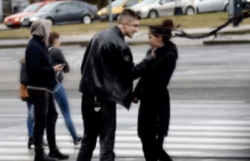 Šokantno: Pogledajte kako dečko zlostavlja svoju djevojku na ulici?(VIDEO)