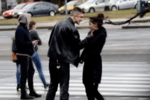 Šokantno: Pogledajte kako dečko zlostavlja svoju djevojku na ulici?(VIDEO)