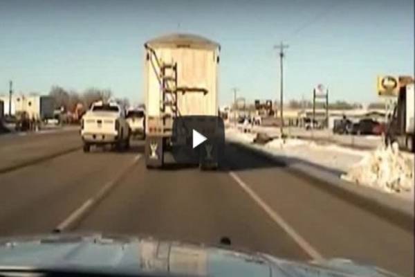 Policajac htio da zaustavi kamiondžiju, a onda uradio nešto što se viđa samo u filmovima!(VIDEO)