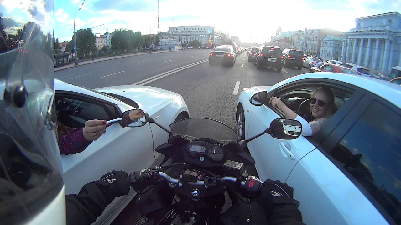 Rus uleteo motorom između dva automobila i uradio nešto potpuno neočekivano (VIDEO)