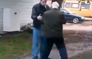 Nasilnik maltretirao starca a onda se pojavio neko njemu ravan (video)