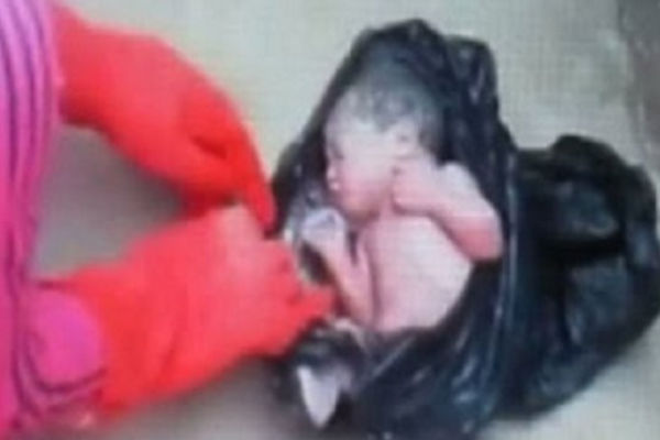 STRAŠNO: Napušteno novorođenče pronađeno u plastičnoj vrećici za smeće, mještani šokirani! (VIDEO)