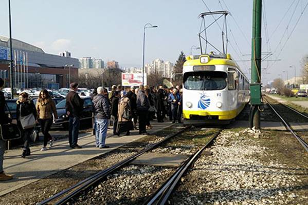 ZAPALIO SE TRAMVAJ U SARAJEVU: VOZAČ PUTNIKE ZAMOLIO DA IZAĐU UZ OBJAŠNJENJE ‘TUKNE MI TRAMVAJ LJUDI’