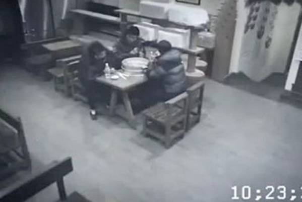 Grupa pijanih mladića pravila je probleme u restoranu, a onda je došla konobarica i očitala im lekciju koju nikad neće zaboraviti!(VIDEO)