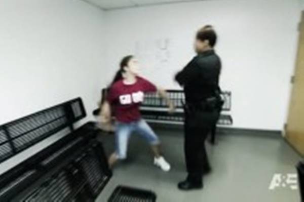 Udarila je policajku pa shvatila da se grdno prevarila (VIDEO)