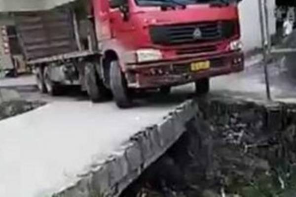 [VIDEO] Ove kamiondžije su prošli kuda neko ne bi smio pješke