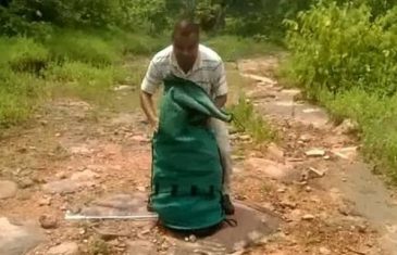 Otišao je u šumu noseći na leđima veliku zelenu vreću. Kada vidite šta je izvadio iz nje, ostaćete bez teksta! (VIDEO)