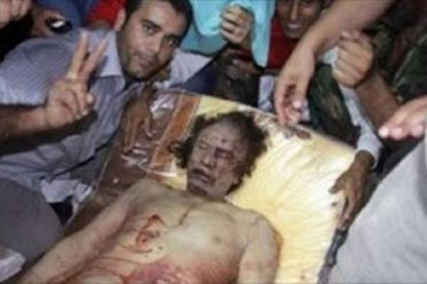 POLA DECENIJE OD SMRTI GADAFIJA: Pogledajte snimke mučenja Libijskog predsjednika (VIDEO)