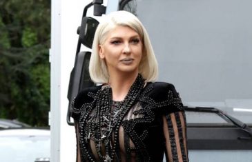 NE IDU JOJ SPORTOVI NA VODI: Jelena Karleuša pokušala da se popne na dasku, pa se srušila!