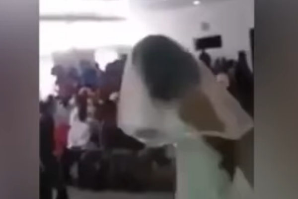 Ljubavnica u vjenčanici mu upala na svadbu: U sekundi nastao opšti haos! (VIDEO)
