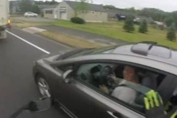 Bahata vozačica isjekla je u vožnji motoristu. Par sekundi kasnije, čovjek joj se osvetio na NAJLUĐI NAČIN! (VIDEO)