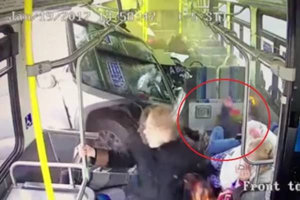 Nevjerovatan momenat kada je džip u punoj brzini bukvalno uletio u autobus i…  (VIDEO)