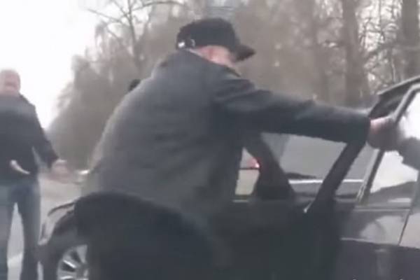Siledžija iz crne limuzine hteo da se obračuna sa dekom, to mu je bila najveća greška u životu (VIDEO)