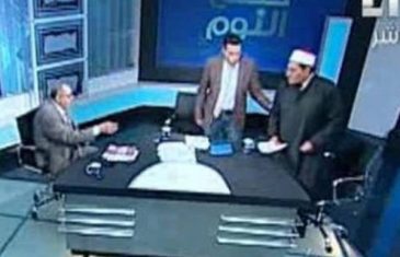 INCIDENT U PROGRAMU:Pogledajte kako je muftija dobio CIPELU u glavu! (VIDEO)