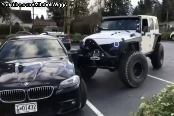Vidio je vozača koji je svojim BMW-om zauzeo dva parking mjesta, pogledajte šta mu je uradio sa auta (VIDEO)