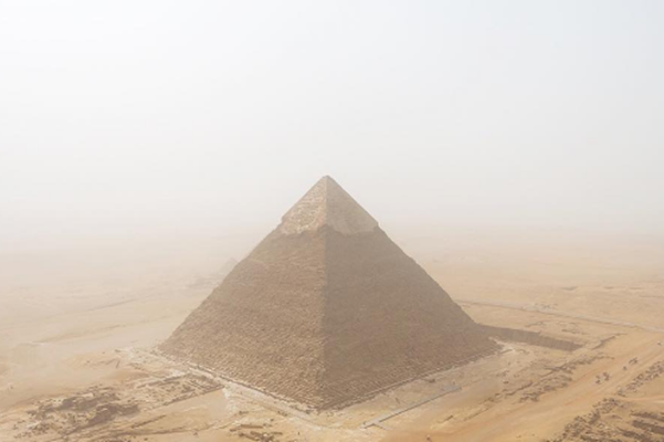 CIJELI SVIJET DIJELI OVAJ SNIMAK: Pogledajte šta se nalazi na vrhu piramida!