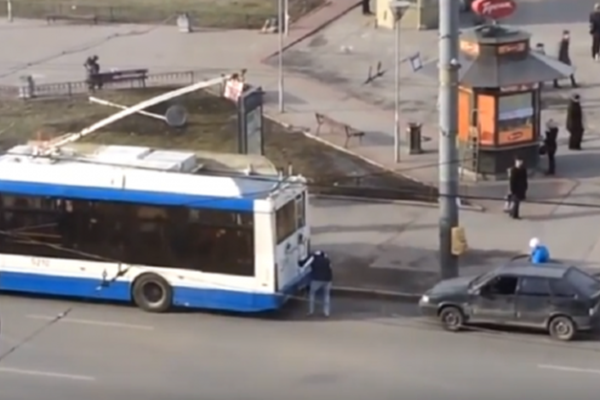 Koje su ovo legende: Pokvario im se automobil pa ga zakačili za trolejbus , a onda se (VIDEO)
