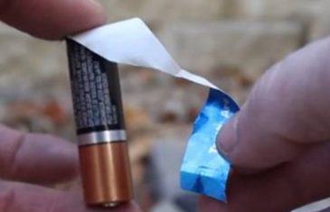 (VIDEO) KAKO PREŽIVETI U DIVLJINI? Samo stavite omot od žvake na bateriju, rezultat je fenomenalan!