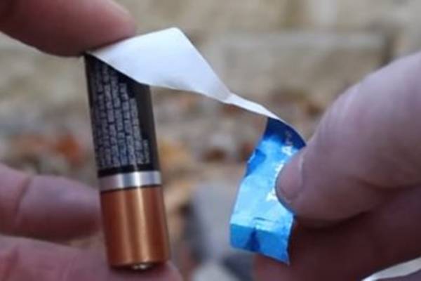(VIDEO) KAKO PREŽIVETI U DIVLJINI? Samo stavite omot od žvake na bateriju, rezultat je fenomenalan!