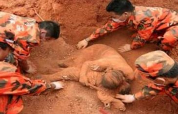Pronašli su ženu zakopanu u zemlji. Kada su vidjeli šta se nalazi ispod nje, noge su im se odsjekle!