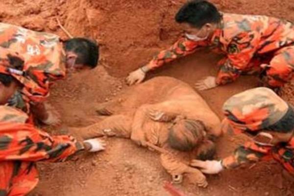 Pronašli su ženu zakopanu u zemlji. Kada su vidjeli šta se nalazi ispod nje, noge su im se odsjekle!