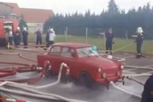 Njemački vatrogasci spojili crijeva na stari trabant. Pogledajte šta se dogodilo kada su odvrnuli vodu!(VIDEO)