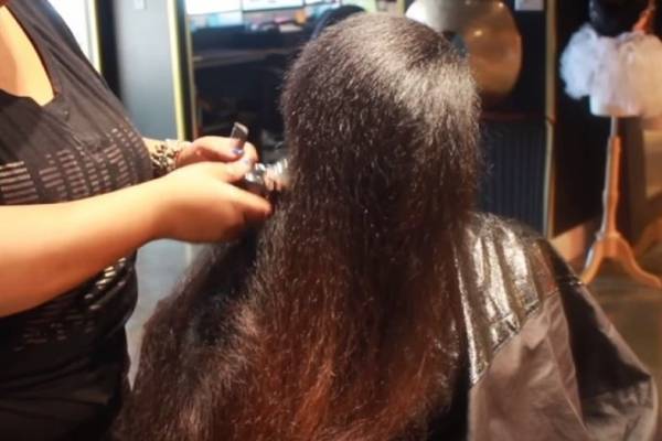 Samo je željela da se riješi oštećene kose: Frizerka joj potpuno promijenila lični opis! (VIDEO)