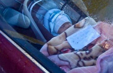 Stranac je uočio novorođenče samo u autu sa zastrašujućom porukom koja je sve ostavila bez teksta